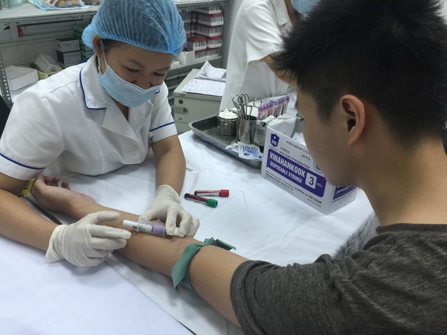 Bệnh nhân lấy mẫu máu xét nghiệm tại Bệnh viện Bệnh Nhiệt đới Trung ương sáng 28/8. Ảnh: V.Thu