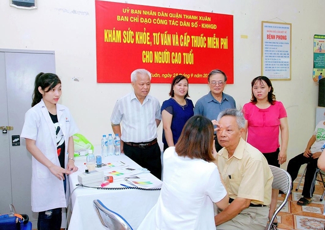 Trung tâm DS - KHHGĐ quận Thanh Xuân (Hà Nội) phối hợp Trung tâm Y tế quận tư vấn và khám sức khỏe cho NCT phường Khương Trung. Ảnh: Minh Hạnh
