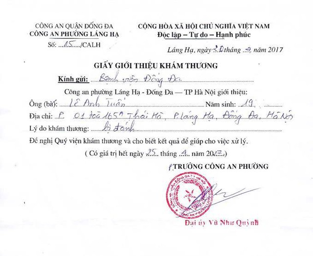 Công an phường Láng Hạ viết giấy giới thiệu khám thương cho nạn nhân Lê Anh Tuấn sau vụ hành hung.