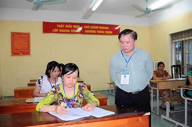 Thứ trưởng Bộ GD&ĐT Bùi Văn Ga kiểm tra công tác chấm thi THPT Quốc gia 2017. Ảnh: Bộ GD&ĐT.