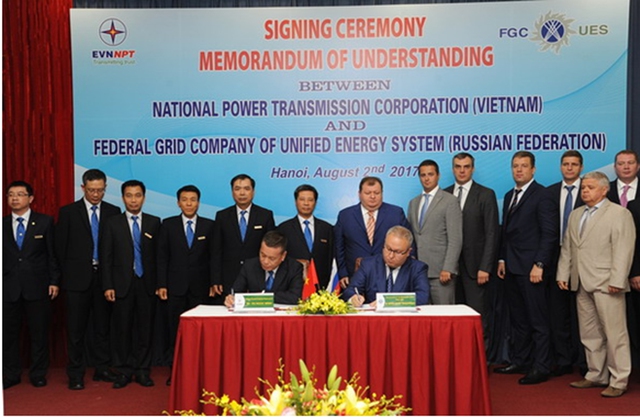 Ông Vũ Ngọc Minh, Tổng Giám đốc EVNNPT và ông Andrey Murov, Chủ tịch HĐQT kiêm TGĐ FGC UES ký Thỏa thuận hợp tác.