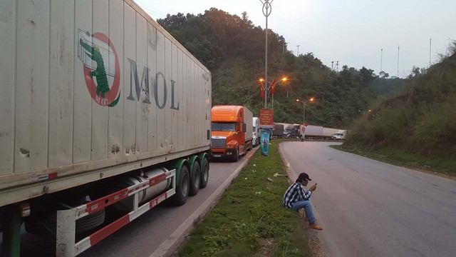 Hàng trăm xe container và xe tải chở hàng ùn ứ tại khu vực Cửa khẩu Tân Thanh (Lạng Sơn). Ảnh: Cao Tuân