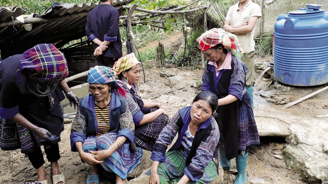 Chị Mùa Thị Sua, mẹ của 2 cháu là Giàng A Táng và Giàng A Phay đau đớn trước cảnh mất đi cả 2 người con trai. ảnh: C.T