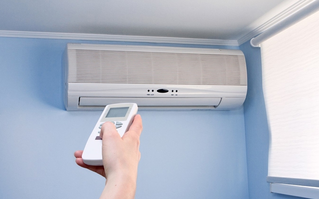 Bạn nên bật máy lạnh ở nhiệt độ từ 25-28 độ C và dùng ở mức thời gian vừa phải để tránh họa. Ảnh: T.L