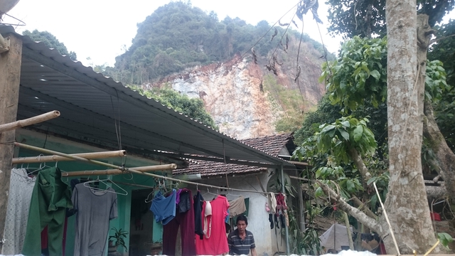 Những hộ gia đình nằm ngay trong tầm công phá của mỏ đá Nà Cà, huyện Bạch Thông. Ảnh: C.Thủy