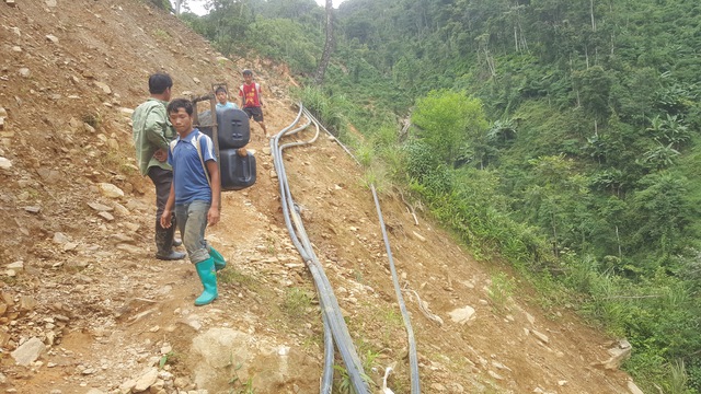 Những thanh niên trẻ tuổi chờ gùi hàng thuê cho quán tạp hóa và các lán vàng trái phép.