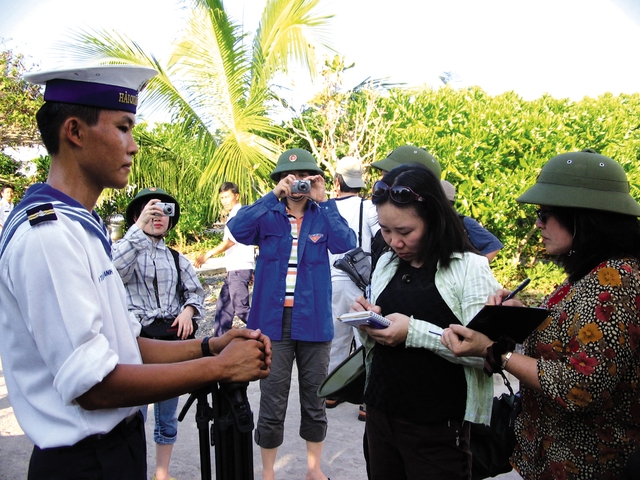 Các nữ nhà báo tác nghiệp tại Đảo Nam Yết, Trường Sa. Ảnh nhân vật cung cấp