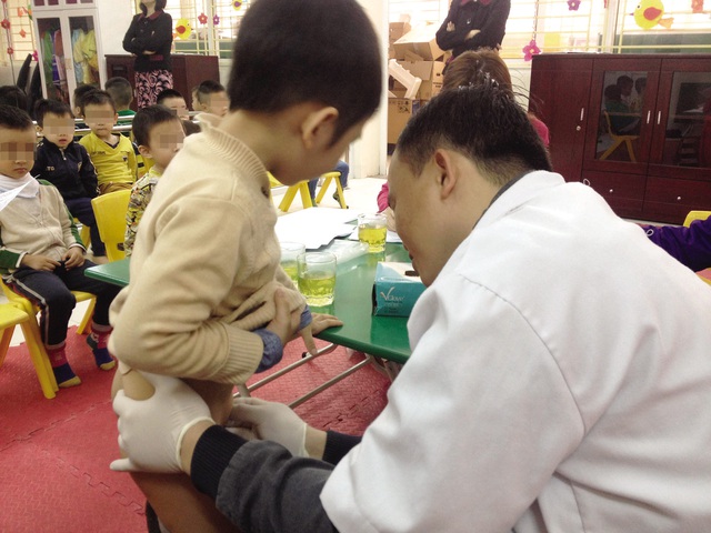 Kiểm tra “sức khoẻ” bộ phận sinh dục cho bé trai tại một trường mầm non ở Hà Nội. Ảnh: T.Nguyên
