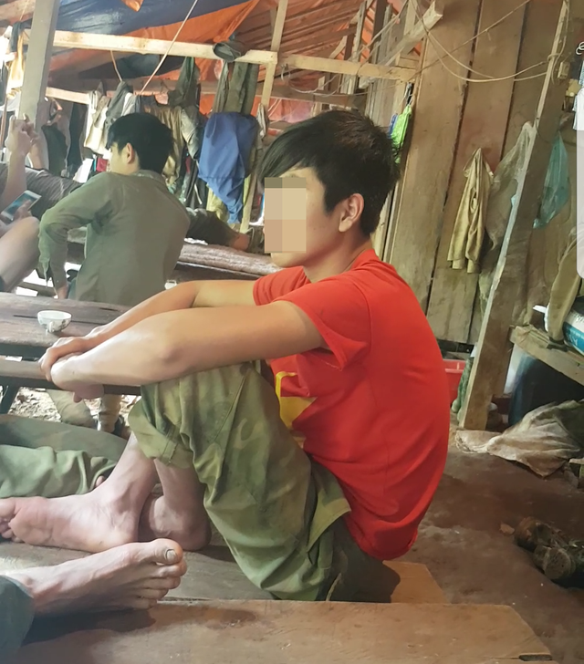Sáp (17 tuổi, quê Thái Nguyên) tranh thủ thời gian nghỉ hè đi làm phu vàng kiếm tiền.