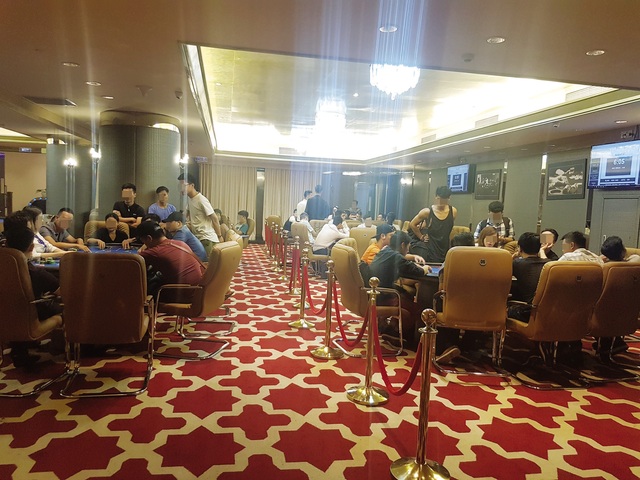 Rất đông “vận động viên” tham gia chơi tại Poker Capital Club. Ảnh: Cao Tuân