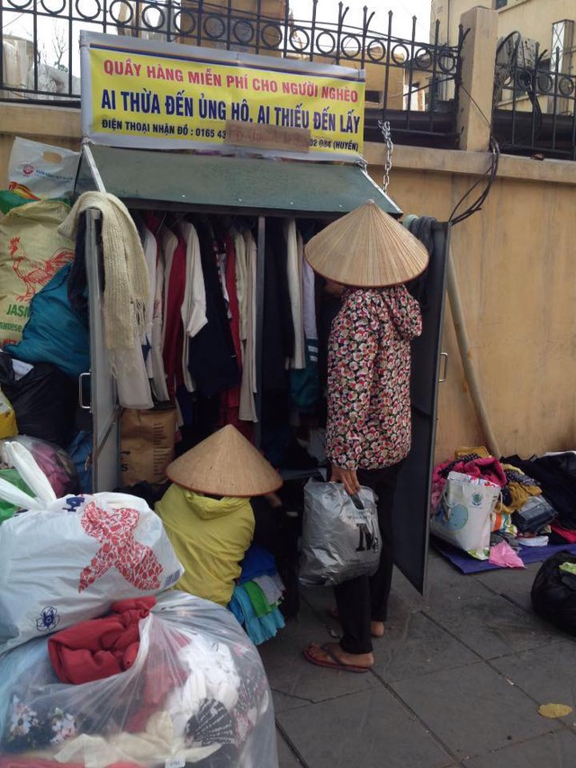 Quầy quần áo từ thiện tại đường Nguyễn Chí Thanh. Ảnh: Q.T