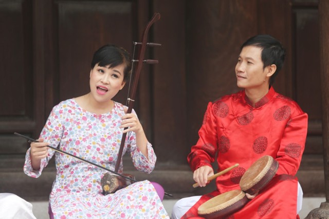 Nghệ sĩ hát Xẩm Mai Tuyết Hoa và nhạc sĩ Nguyễn Quang Long. Ảnh: TL
