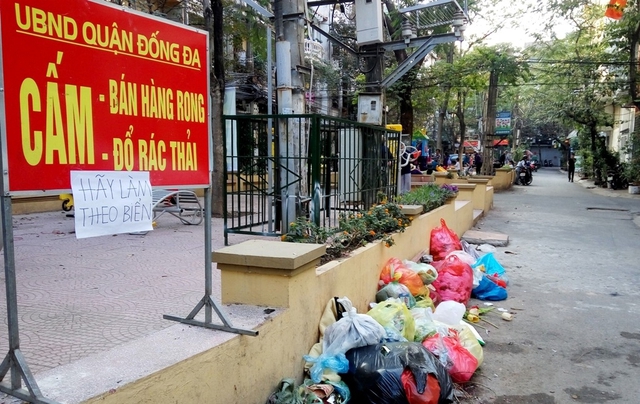 Với nghị định mới, mức xử phạt tăng gấp nhiều lần nhưng ở Hà Nội, rác thải vẫn tràn ngập khắp nơi. Ảnh : TG