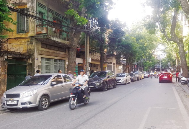 
Nhiều người lo ngại phí trông giữ xe tại một số tuyến phố ở Hà Nội tới đây sẽ tăng gấp 3 lần. Ảnh: Cao Tuân
