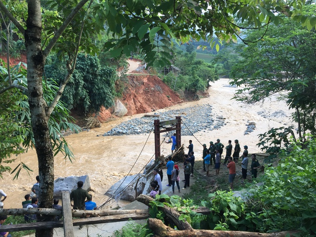 Cơn bão số 1 và số 2 xảy ra tại Lào Cai vào tháng 8/2016 khiến13 người chết và mất tích. Trong ảnh là người dân bị cô lập do cầu dân sinh bị lũ cuốn trôi. Ảnh: C.T