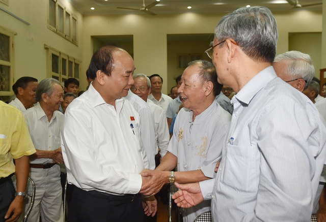 Thủ tướng Nguyễn Xuân Phúc và các cử tri Hải Phòng. Ảnh: CP