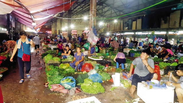 Mặt hàng nông sản bày bán la liệt tại chợ đầu mối Dịch Vọng Hậu (Cầu Giấy - Hà Nội).