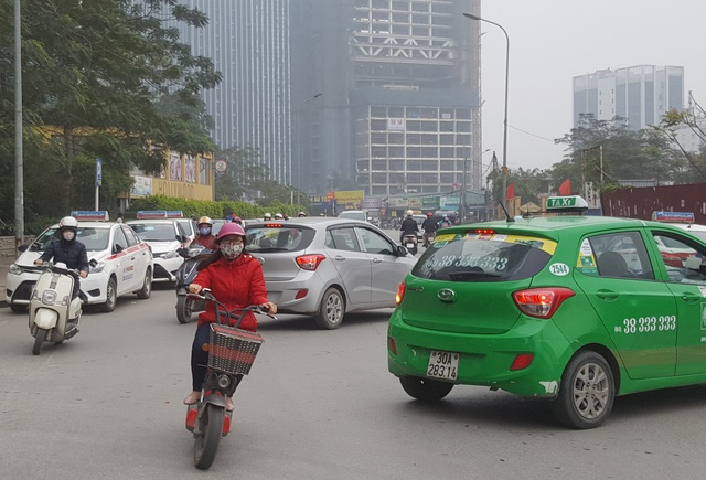 Đoạn đường sau tòa nhà Keangnam (quận Nam Từ Liêm – Hà Nội) luôn chật kín các dãy ô tô đỗ dưới lòng đường. Ảnh: Nhật Tân