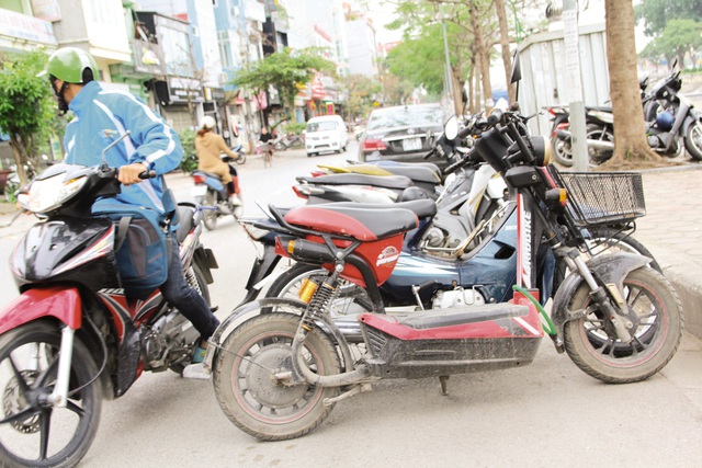 Một bãi xe tự phát trên đường Nguyễn Ngọc Vũ (Cầu Giấy). Ảnh: Nhật Tân