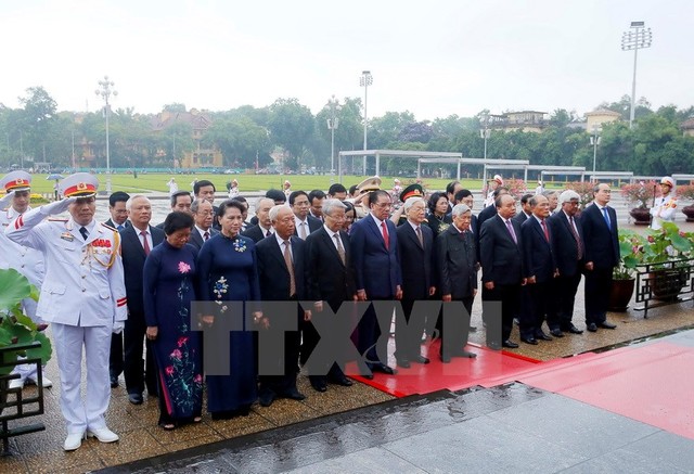 Đoàn Lãnh đạo Đảng, Nhà nước đặt vòng hòa và vào Lăng viếng Chủ tịch Hồ Chí Minh. ảnh: Văn Điệp