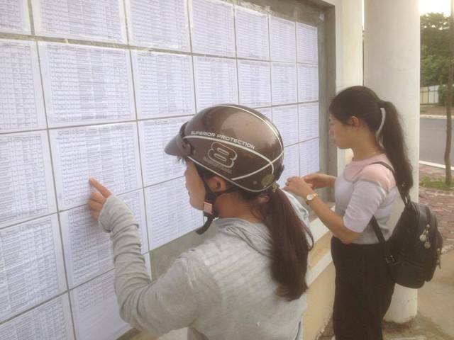 Phụ huynh hồi hộp xem danh sách trúng tuyển vào lớp 1 cho con tại Trường tiểu học Hoàng Liệt (Hoàng Mai, Hà Nội) năm nay chỉ tiêu tuyển 1.050 học sinh. Ảnh: Q.Anh