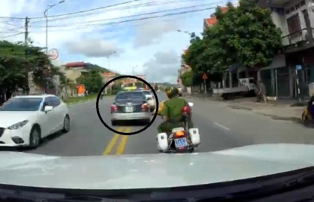 
Tài xế ô tô giúp lực lượng CSGT Quảng Ninh truy đuổi xe taxi bỏ chạy. (Ảnh: Cắt từ clip)
