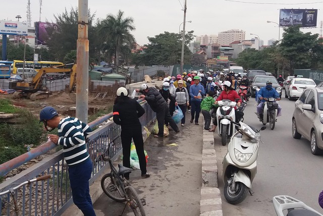 
Cầu Rào trở nên ách tắc khi số lượng người dân đến tiễn ông Công, ông Táo tăng lên.
