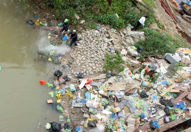
Dưới chân cầu Rào, người dân thả cá nhưng túi nilon và rác chất đống.
