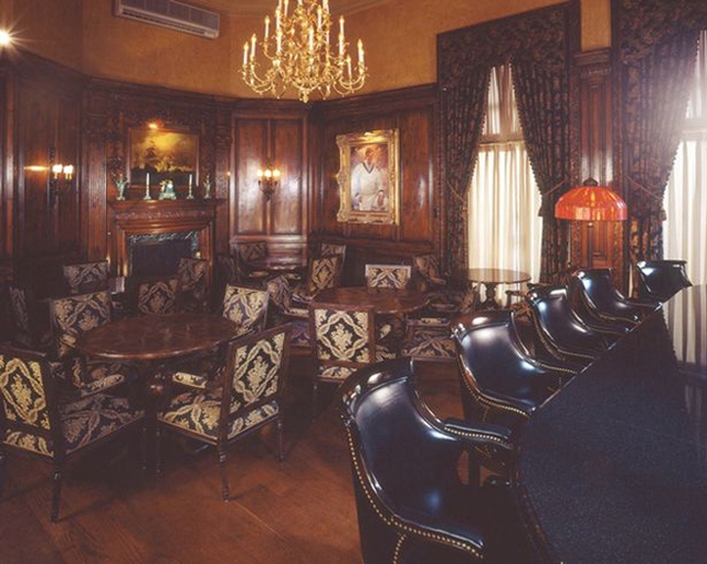 Một trong số các căn phòng ở biệt thự có tường và sàn được ốp bằng gỗ gụ, với những chiếc ghế được làm theo kiểu cách kỳ lạ. Những tấm thảm Ba Tư hoa văn cổ điển được trải khắp nền nhà, trên tường treo nhiều bức tranh sơn dầu, trần nhà là những bức tranh lớn, được trang trí bởi đèn chùm lấp lánh.
