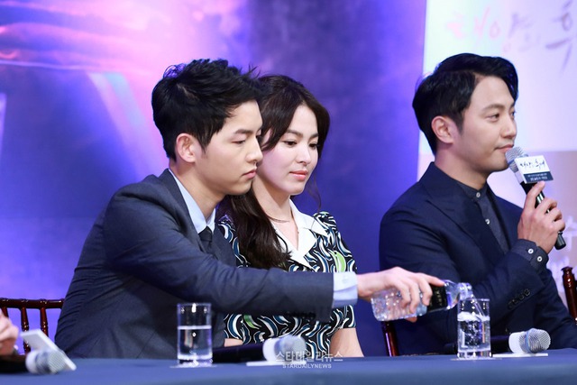 Giải thích cho sự lựa chọn này, Song Joong Ki cho biết bản thân anh có thời gian làm việc với Song Hye Kyo nhiều hơn và đặc biệt là không muốn làm “phật lòng” nàng ngọc nữ xinh đẹp.