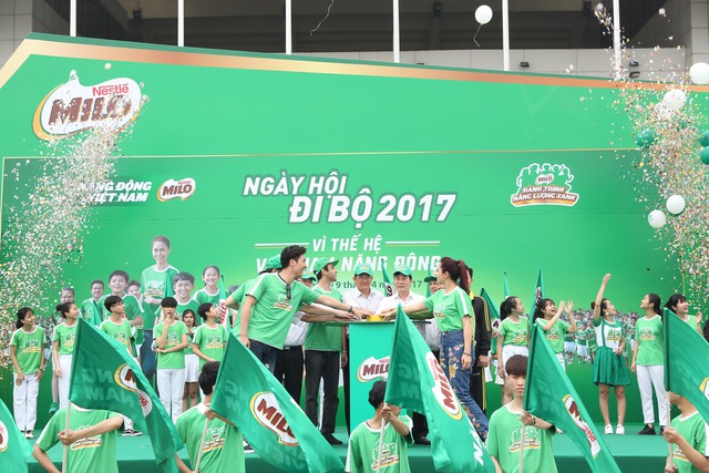 
Đại diện Bộ GD-ĐT, Sở GD-ĐT Hà Nội và các khách mời nhấn nút tín hiệu cam kết đồng hành góp phần phát triển phong trào thể thao học đường cho học sinh Việt Nam.
