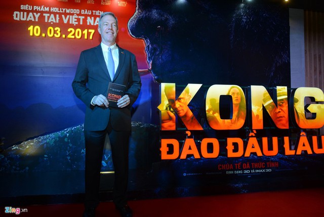 
Đại sứ Mỹ tại Việt Nam Ted Osius diện trang phục suit lịch sự tại buổi công chiếu bom tấn Kong: Skull Island ở Hà Nội. Trước đó, hồi đầu năm 2016, khi đoàn phim đang quay tại Tràng An (Ninh Bình), đại sứ từng trực tiếp xuống thăm phim trường. Ông bày tỏ cảm xúc choáng ngợp khi thấy cảnh đẹp Việt Nam lên hình Hollywood dù đã sống ở đây vài năm.
