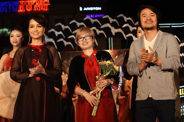 Đạo diễn Hoàng Nhật Nam và NTK Xuân Thu, diễn viên Mai Thu Huyền tại sự kiện