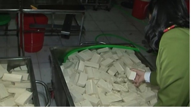
Cơ sở sản xuất đậu phụ pha chế bột thạch cao - chất cấm trong chế biến thực phẩm vừa được phát hiện tại TP Huế. Ảnh cắt từ clip.
