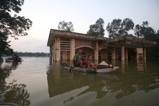 
Đê vỡ, nước ngập nhấn chìm nhiều nhà cửa khiến cuộc sống người dân vô cùng khó khăn.
