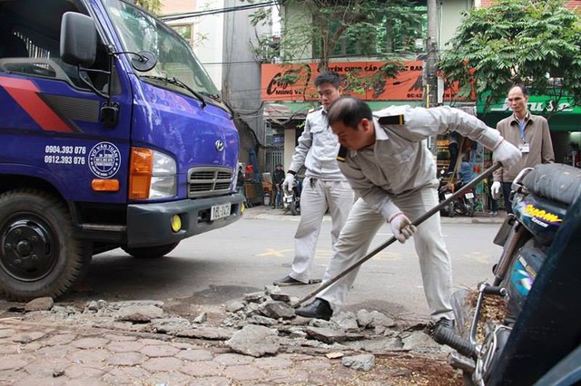 
Lực lượng đô thị quận Hồng Bàng mạnh tay làm sạch hè phố
