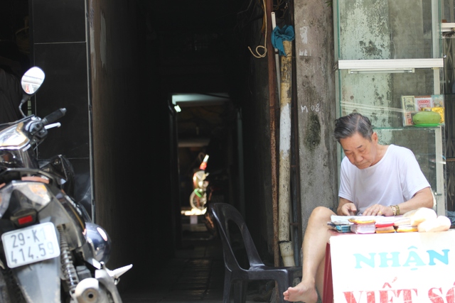 Hàng chục căn nhà nhỏ với nhiều thế hệ sống với nhau. Cuộc sống phía trong ngõ tối đã có hàng trăm năm.