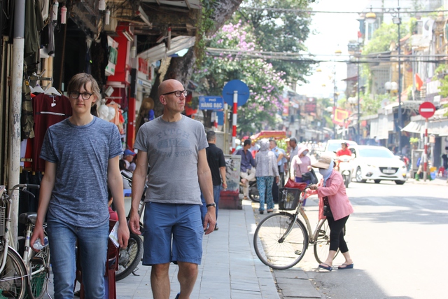 
Du khách đi bộ trên phố Hàng Ngang - Hàng Đào

