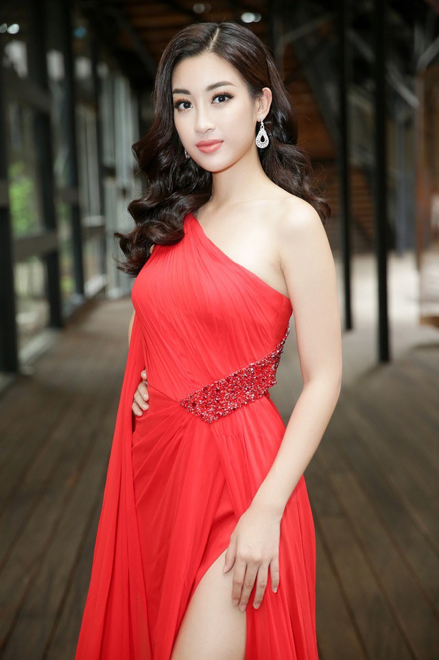 
Hoa hậu Đỗ Mỹ Linh quyến rũ, sang trọng trong bộ đầm đỏ
