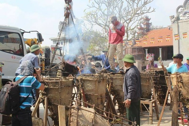 Các thợ lành nghề ở Ý Yên (Nam Định) đang nấu đồng đúc tượng Ảnh: TĐ