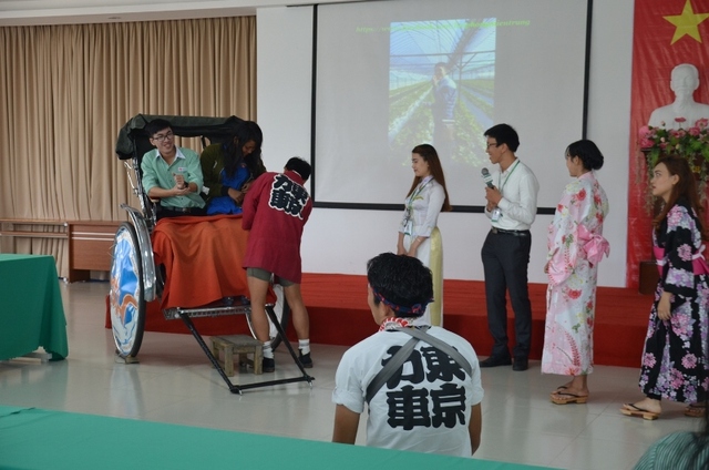 
Sinh viên ĐH Đông Á được trải nghiệm ngồi lên chiếc xe đẩy để 3 chàng trai kéo đi. Ảnh: Đ.H
