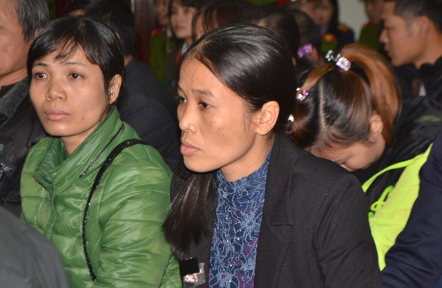 
Chị Thanh (áo đen) và chị Oanh (áo xanh) trong phiên toà xử Doãn Trung Dũng tháng 12/2016. Ảnh: Đ.Tuỳ
