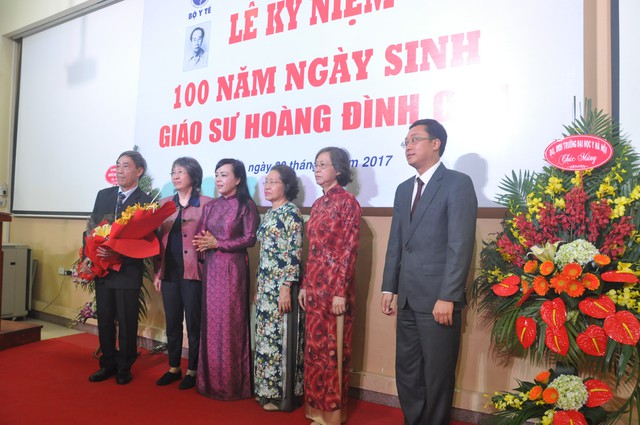 
Bộ trưởng Bộ Y tế Nguyễn Thị Kim Tiến tặng hoa cho gia đình cố Giáo sư Hoàng Đình Cầu.
