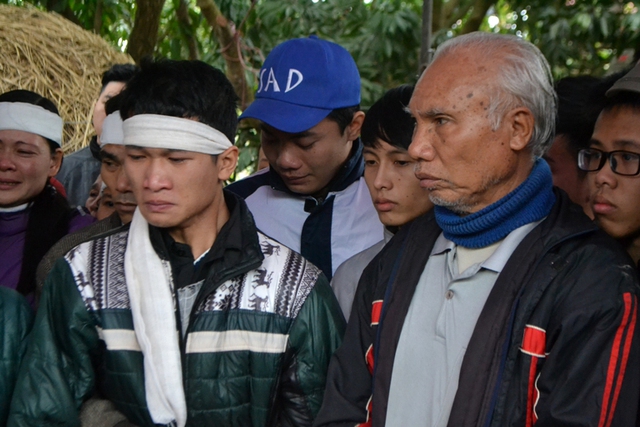 
Suốt buổi tang lễ, ông Binh và cháu Hùng khóc nghẹn
