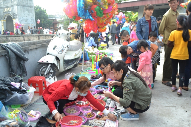 
Những gian hàng đồ chơi luôn hút khách nhỏ tuổi
