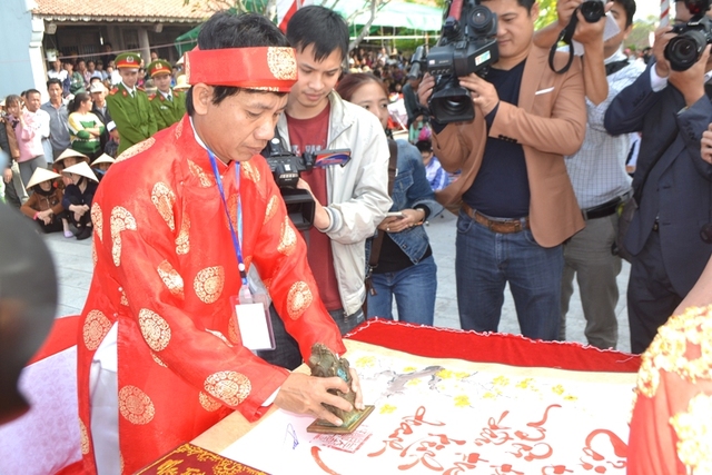 
Lãnh đạo TP Hải Phòng và huyện Kiến Thuỵ ký khai bút đầu Xuân
