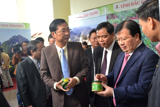 
Phó Thủ tướng Trịnh Đình Dũng tham quan các sản phẩm của tỉnh Quảng Ninh. Ảnh: Đ.Tuỳ
