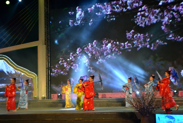 
Trong lễ khai mạc, nhiều chương trình văn hoá, văn nghệ của Việt Nam - Nhật bản được biểu diễn. Ảnh: Đ.Tuỳ
