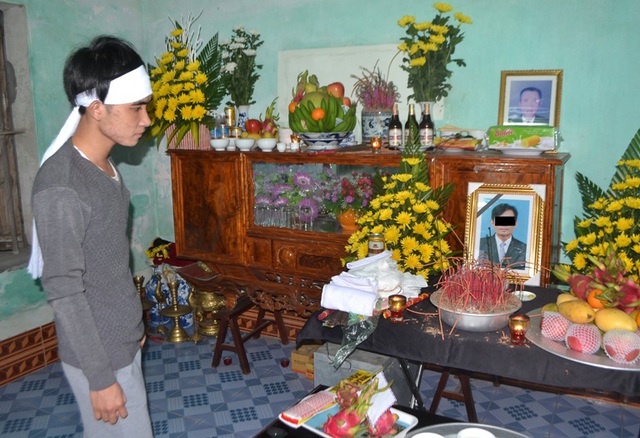 
Anh Nguyễn Xuân Tuyên (con trai nạn nhân) lặng người bên di ảnh của bố. Ảnh: Đ.Tuỳ
