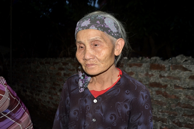 
Cụ Nguyễn Thị Chằm (hơn 80 tuổi, mẹ nạn nhân) luôn gào khóc trong những ngày con trai mất tích. Ảnh: Đ.Tuỳ
